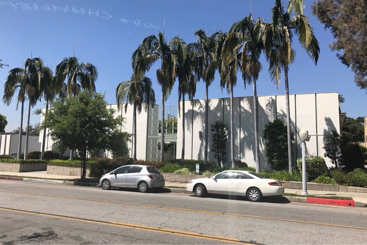Primary Photo - 475 S Los Robles Ave