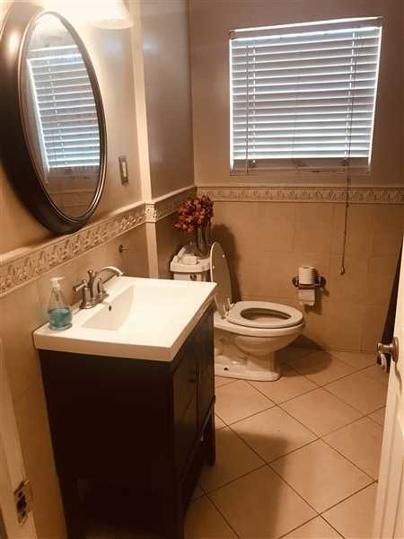 Building Photo - Room for rent available march 2