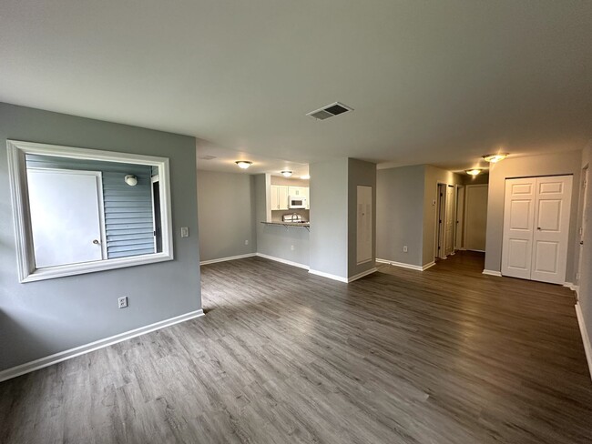 Building Photo - 2 bedroom, 1 bathroom