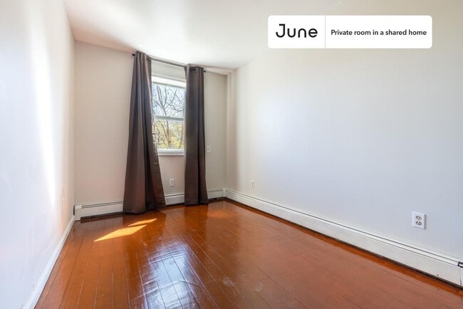 Building Photo - Private bedroom in 4 bed/3 bath Home