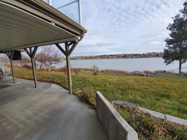 Foto del edificio - 2 Bedroom 1 Bath Lakefront w/all utilities and lawn care included