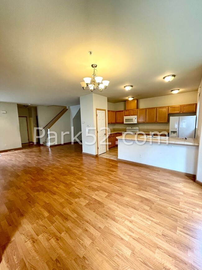 Building Photo - 3 Bedroom Townhouse On Greenbelt