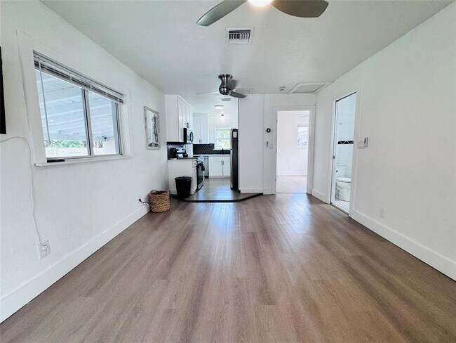 Foto del edificio - 719 NE 38th St