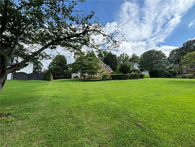 Building Photo - 2640 Briarfield Way NE
