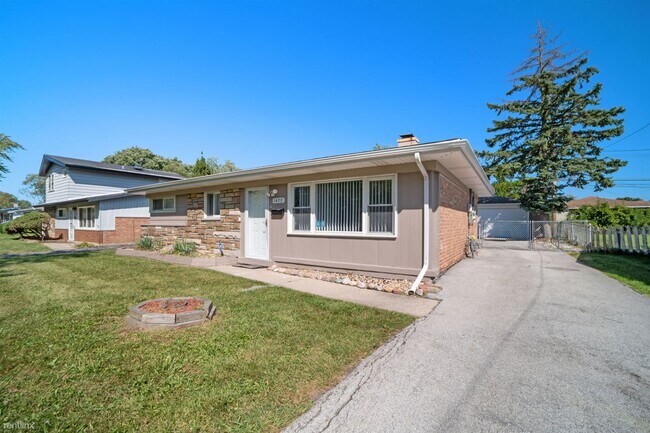 Foto del edificio - 3 br, 1 bath House - 1477 Stanley Boulevard