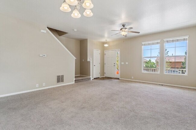 Foto del edificio - Well-Maintained 3-Bedroom Townhome with Central A/C and Open Layout