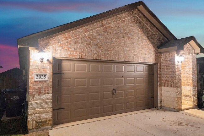 Building Photo - Spacious 4BR Home in New Braunfels