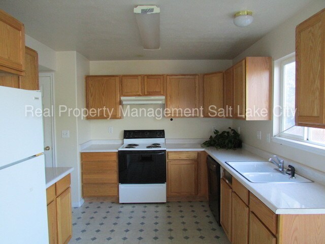 Building Photo - 1570 W Whitlock Ave