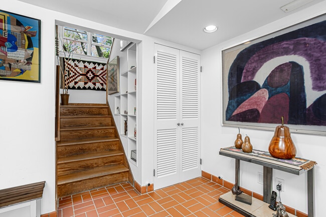 Escaleras al estudio - 109 Murray St