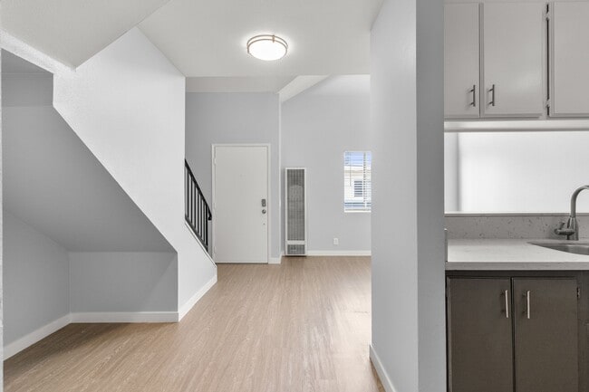 Foto del edificio - 533 E 11th St