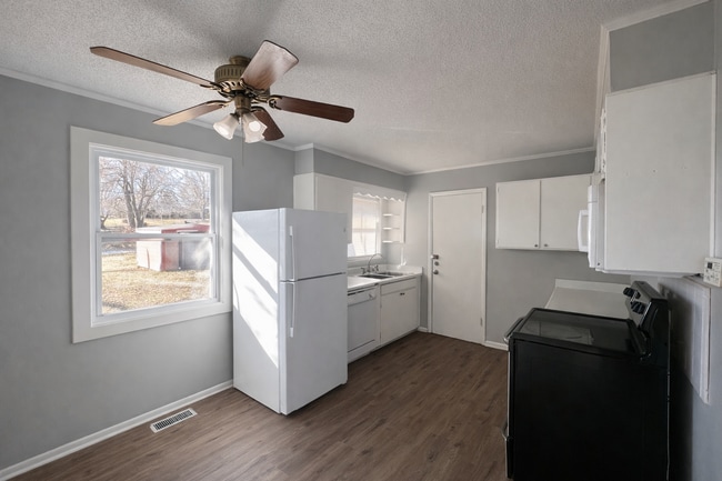 Building Photo - Available Soon : Charming Home in a Quiet Kansas City Neighborhood!