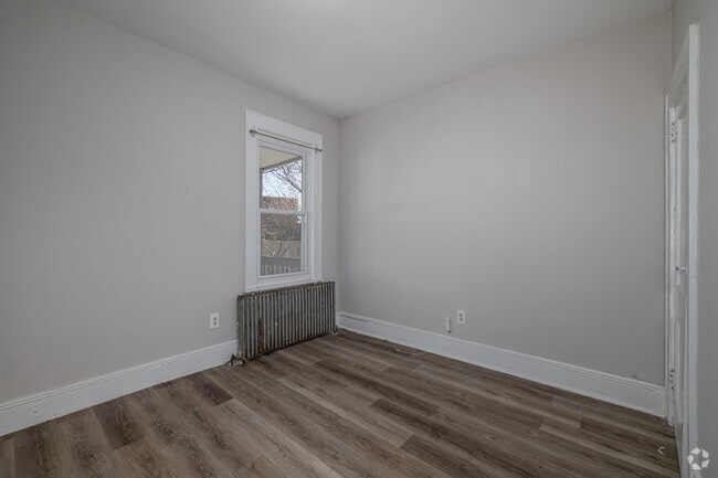 3 habitaciones, 1 baño - 677 pies cuadrados - Tercer dormitorio - 11 Courtland St