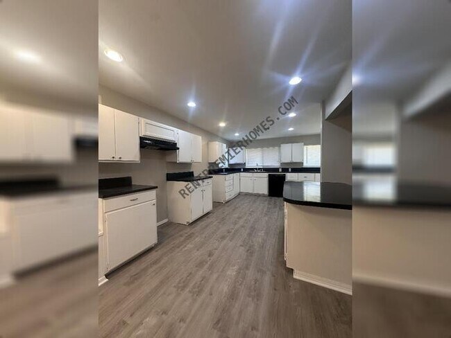 Foto del edificio - 8105 W Lakeshore Dr