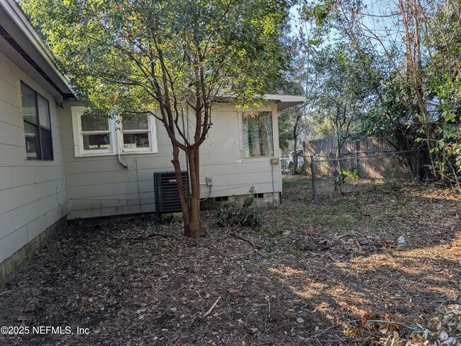 Building Photo - 220 2nd Way