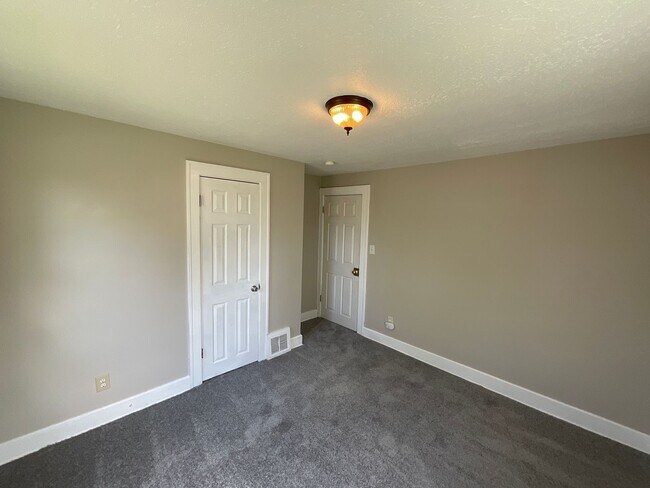 Foto del edificio - 21670 Ball Ave
