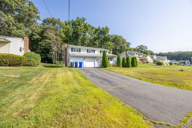 Foto del edificio - 5 Bedroom Split Level Single Family