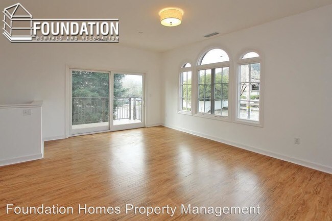 Building Photo - 860 College Ave