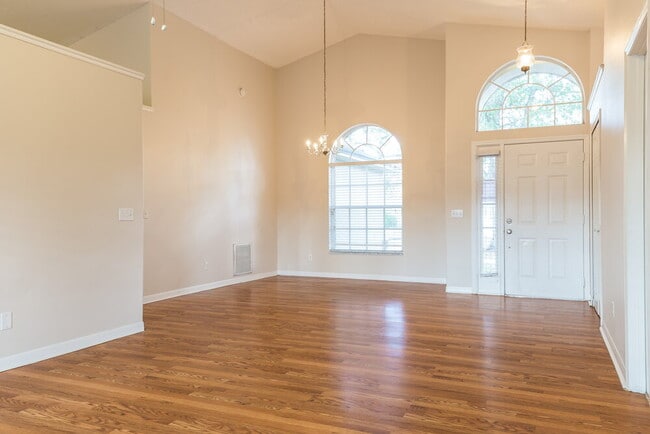 Building Photo - 502 Valencia Pl Cir