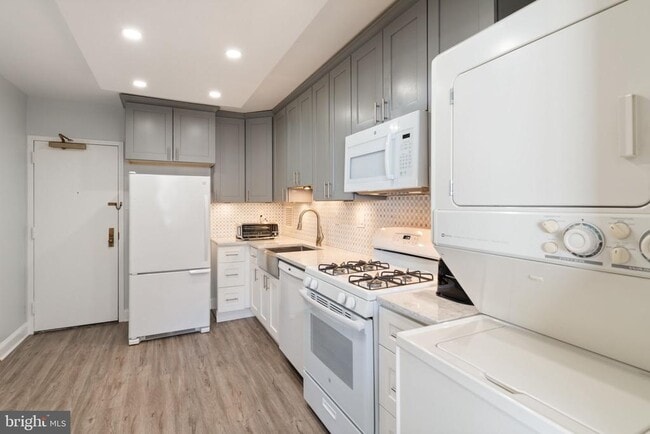 Building Photo - 3705 S George Mason Dr