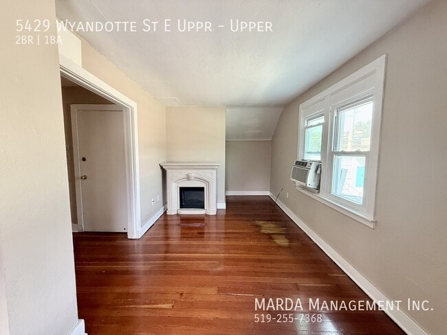 Building Photo - CHARMING 2 BED/1BATH UPPER UNIT + HYDRO & GAS