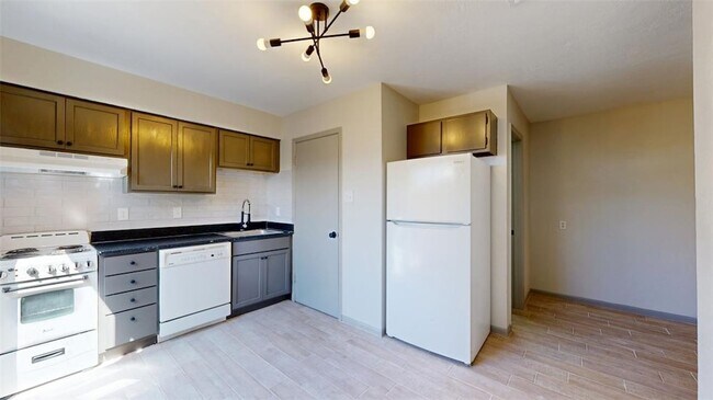 Foto del edificio - 725 Peppertree Dr