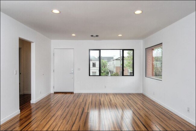 Foto del edificio - 122 N HARPER Ave