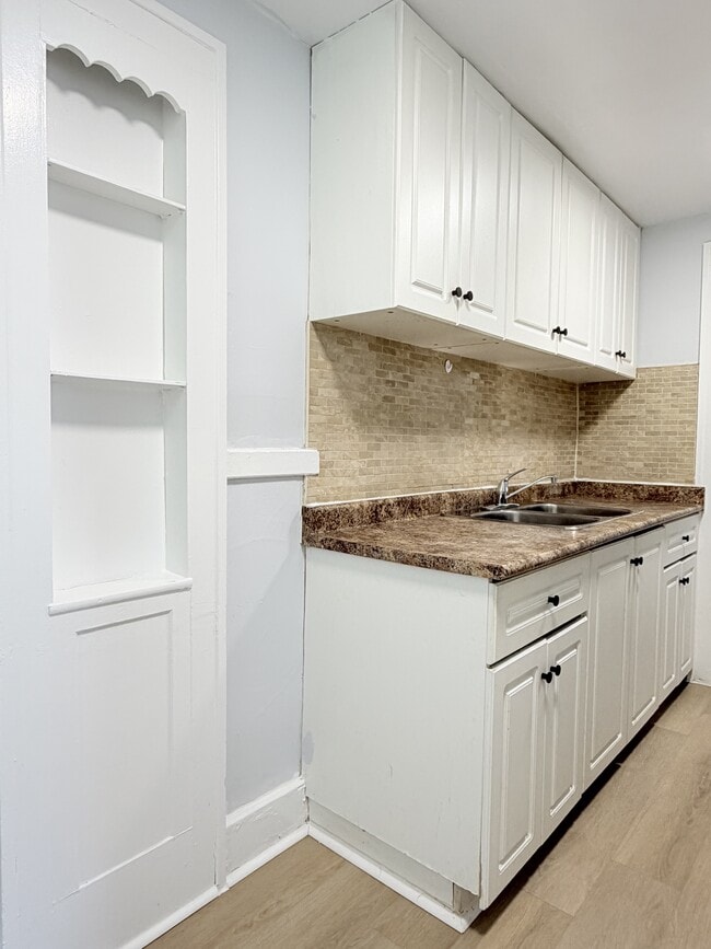 Building Photo - 524 Pitt St W