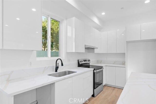 Building Photo - 6846 Cedros Ave