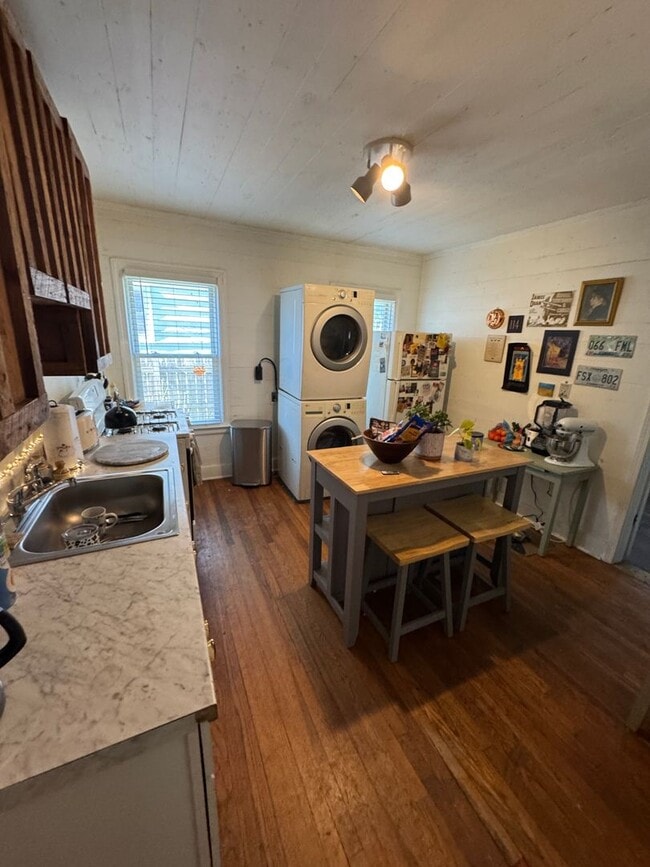 Building Photo - Historic 3 bedroom Home in downtown Clarks...