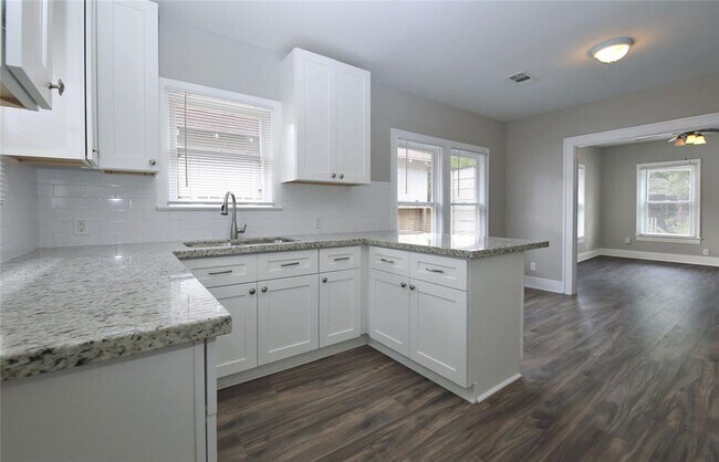Building Photo - 5206 Avenue H