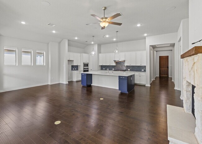 Foto del edificio - Modern updates and amenities but feels lik...