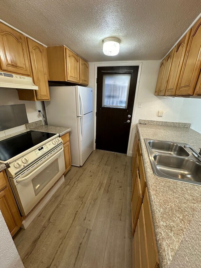 Building Photo - 2 Bed 1.5 Bath #B Unit In Roundtree