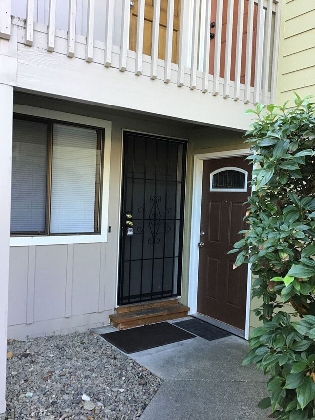 Primary Photo - East Medford - Nice & Clean One Bedroom Fi...