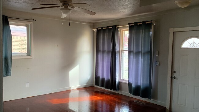 Foto del edificio - 15249 Roycroft St