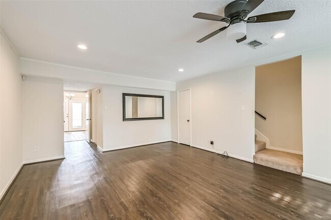 Foto del edificio - 496 N Post Oak Ln