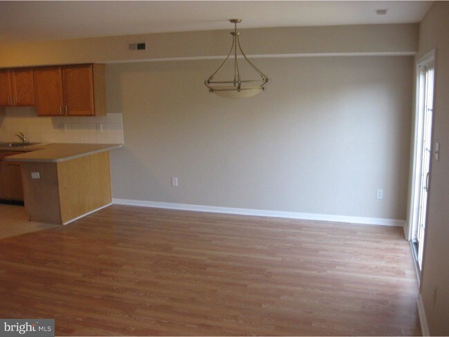 Building Photo - 6 Meadow Rue Ln