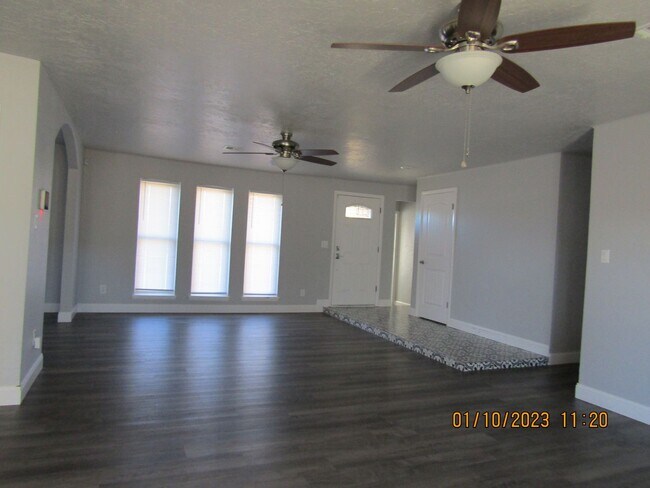 Foto del edificio - Great home located on the eastside, walking distance to MacArthur Schools.