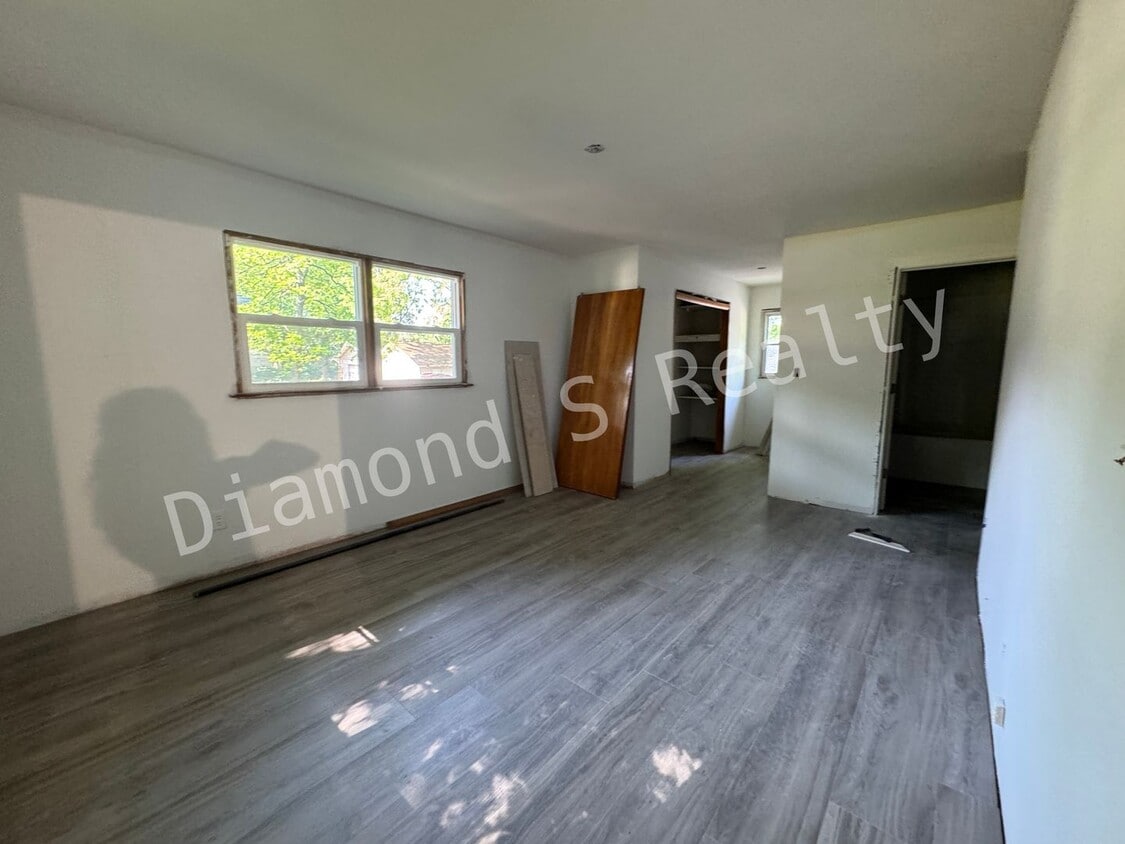 Building Photo - Charming 5 Bedroom off of South National Ave