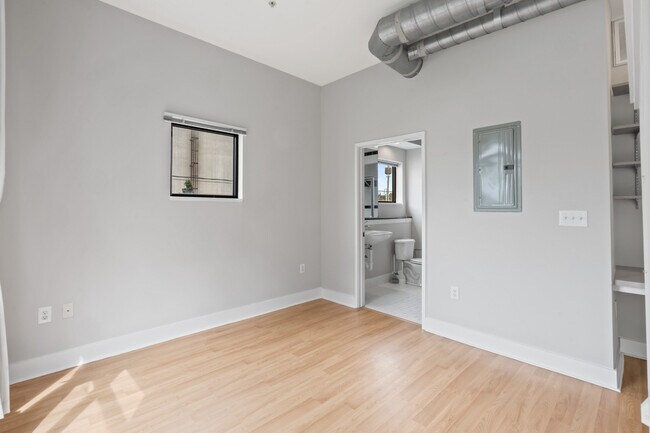 Building Photo - 514 W 10th St