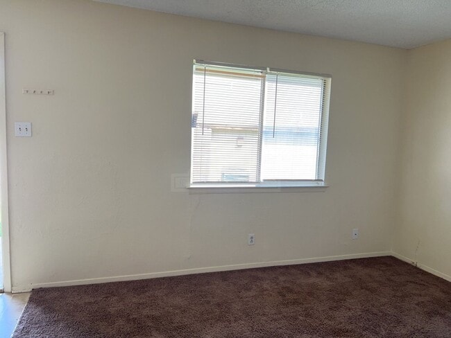 Building Photo - 2207 Cascade Dr
