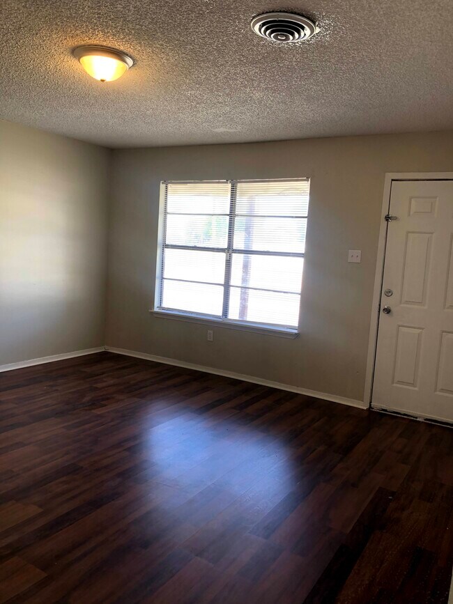 Foto del edificio - 1406 Goliad St