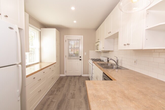 Foto del edificio - Updated Craftsman 2-Bed / 1-Bath W/ Private Yard/Storage/Washer/Dryer in South Park!