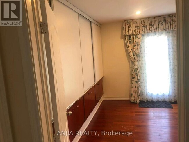 Building Photo - 20 Colinayre Crescent