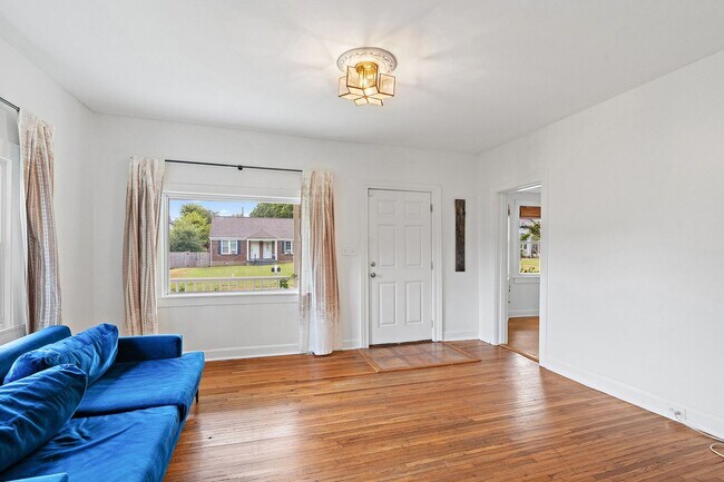 Foto del edificio - Adorable East Nashville Cottage w/ HUGE Fully-Fenced backyard!