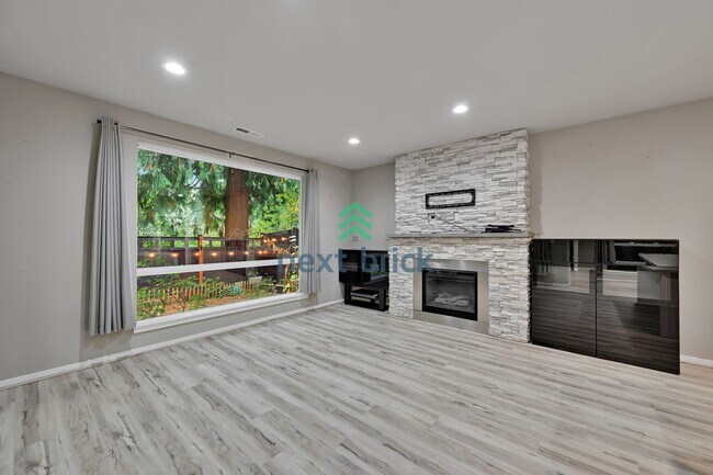 Foto del edificio - 3 BED & 2.5 BATH SINGLE FAMILY HOUSE FOR RENT