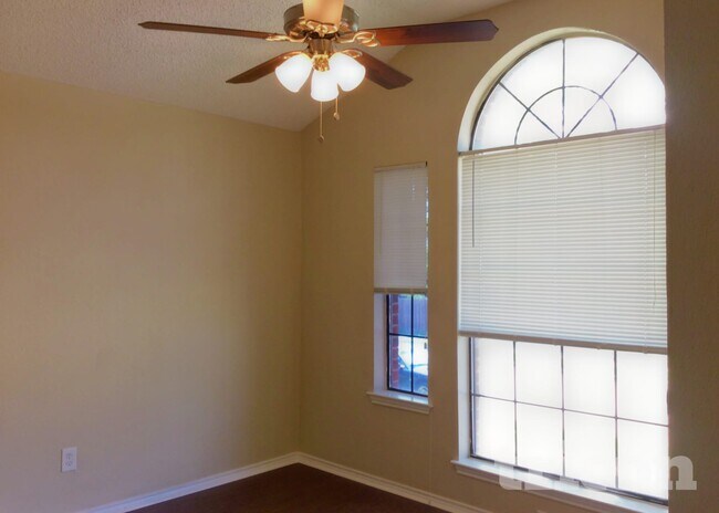 Foto del edificio - 1527 Charleston Cove