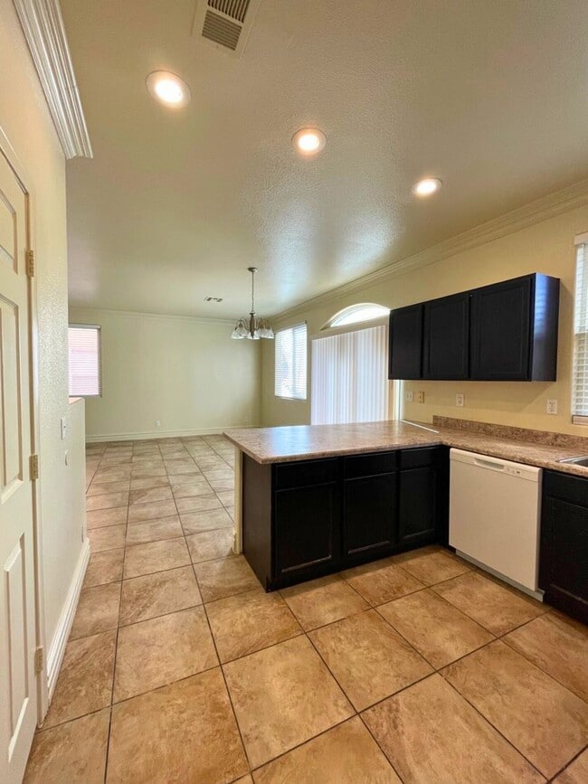 Building Photo - MOVE-IN READY 4BR/3BA SINGLE FAMILY HOME I...