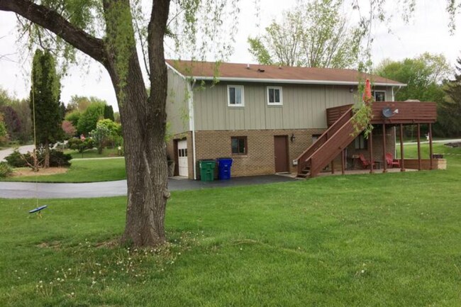 Foto del edificio - Spacious Split-Level Home for Rent in Woodbine – Minutes to VT & Downtown