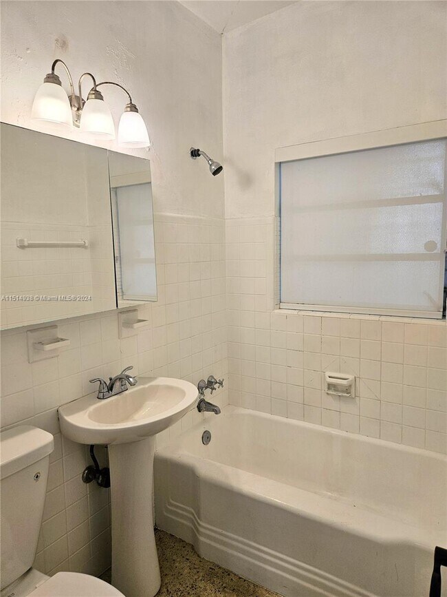 Building Photo - 2700 SW 33rd Ct
