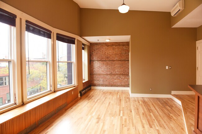 Foto del edificio - 310 S Franklin St